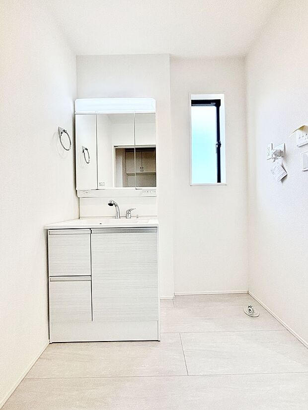 明るい洗面所は毎朝の身支度も楽しくできちゃいそうです。