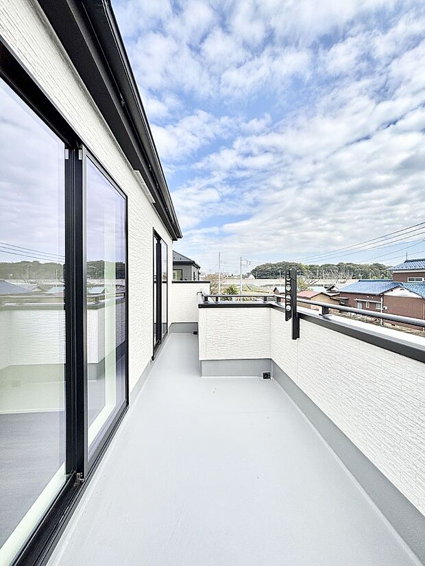 ゆったりバルコニーだから沢山お洗濯ものを干せます。