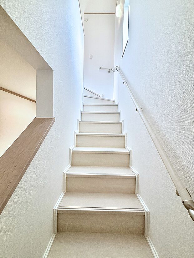 安全性を考慮し階段には手すりを設置しています