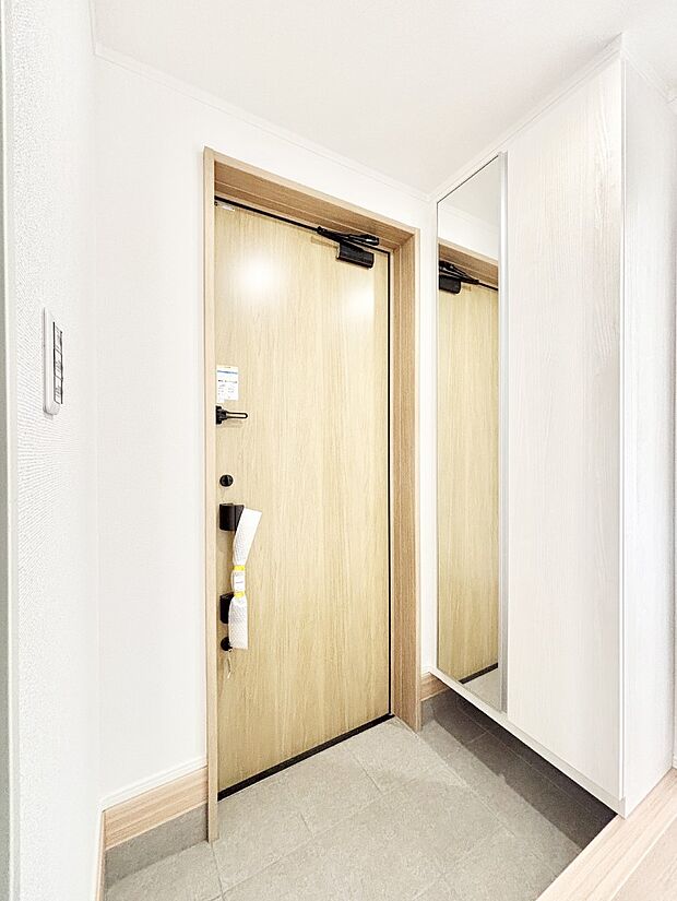 天井までのミラーが空間に広がりを感じさせてくれます