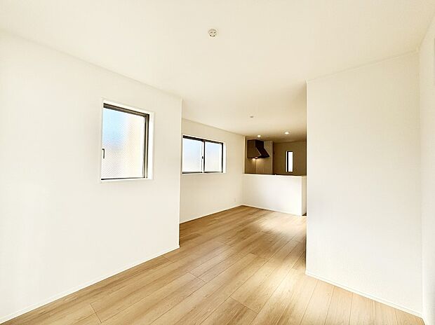 ご家族の賑やかな話し声で包まれる明るいリビング