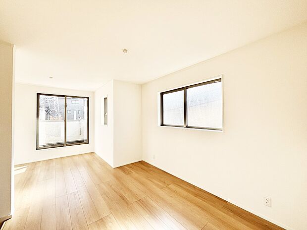 大きな窓からたっぷりの陽光と風を感じられるリビング