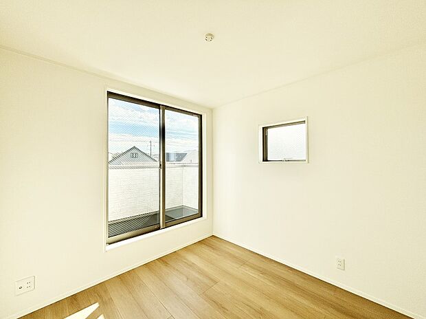 窓からのやさしい光が心地よいプライベートルーム