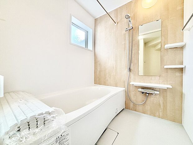 一日の疲れを癒してくれる明るい清潔感のあるバスルーム