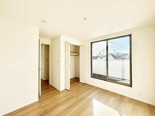 バルコニーが開放感をプラスしてくれる洋室