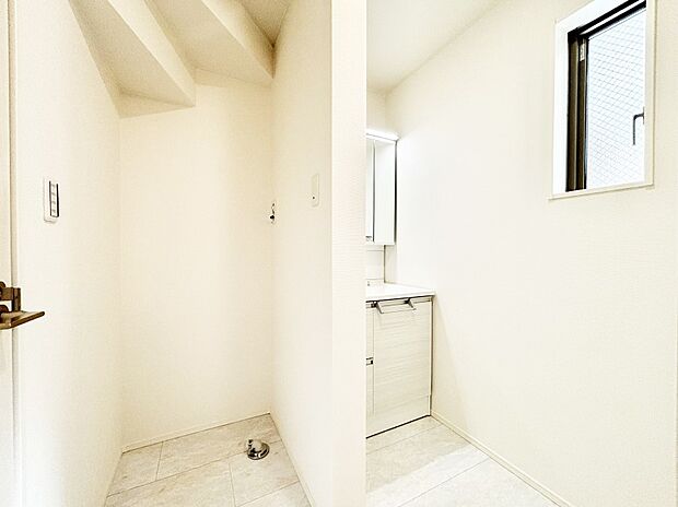 清潔感ある洗面化粧室で朝の身支度も快適