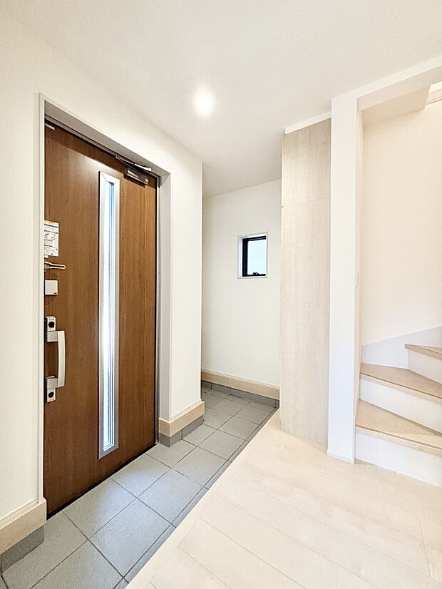 明るい玄関はお客様をお出迎えするのにぴったりです！  