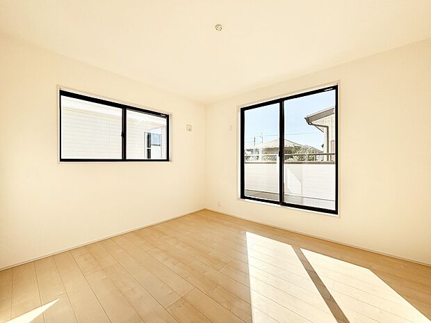 明るいバルコニーサイドに洋室を設置。目覚めの良い寝室に。  