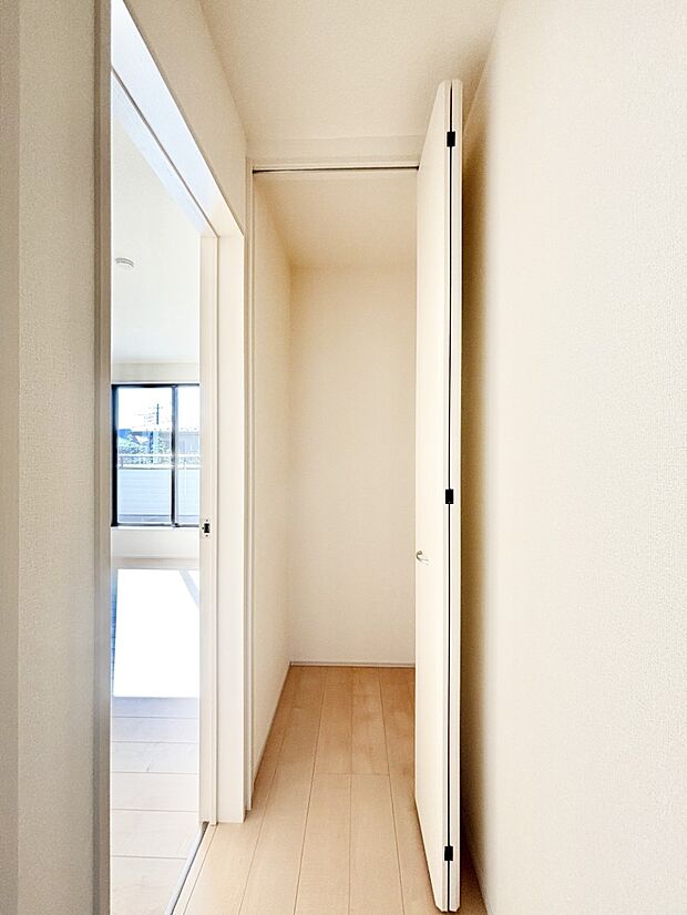 2階廊下収納には掃除用品や日用品のストックなどを収納できます。　