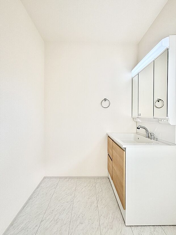 身支度もスムーズにおこなえる脱衣場      