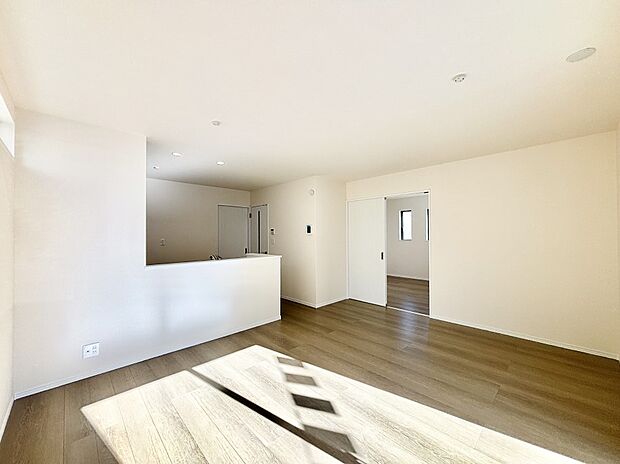 明るい陽光が注ぎ、寛ぎの雰囲気に満たされるリビング・ダイニング。