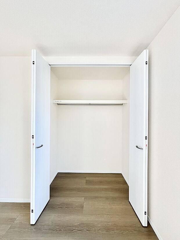 洋室のクローゼット。奥行きがあるので厚手の衣類もすっきり収まります。