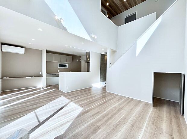 ご家族の賑やかな話し声で包まれる明るいリビング