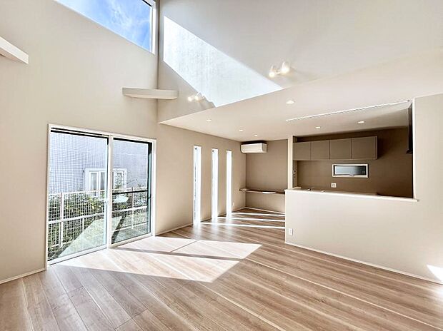 リビング上部には吹抜けを採用。明るい陽光に包まれる空間で家族団らん！