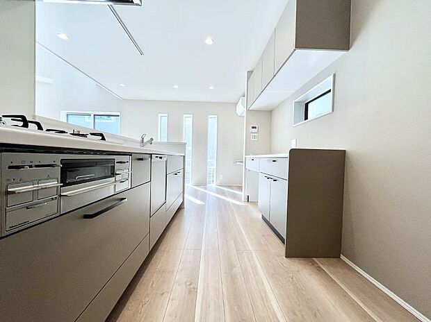 爽やかな風が通り抜けるキッチン。窓があるので明るく換気にも役立ちます。