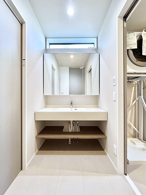 大きく見やすい三面鏡で清潔感ある洗面台は、身だしなみチェックや肌のお手入れにおすすめです。