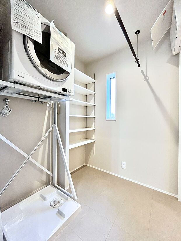 タオル類や洗剤などの保管に可動棚付きランドリースペース