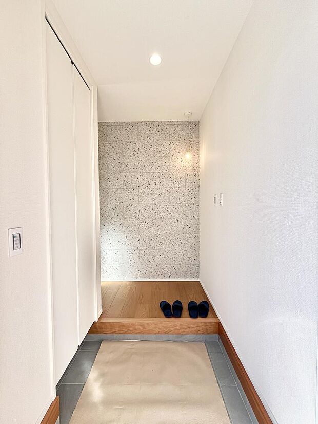 明るい玄関はお客様をお出迎えするのにぴったりです！ 