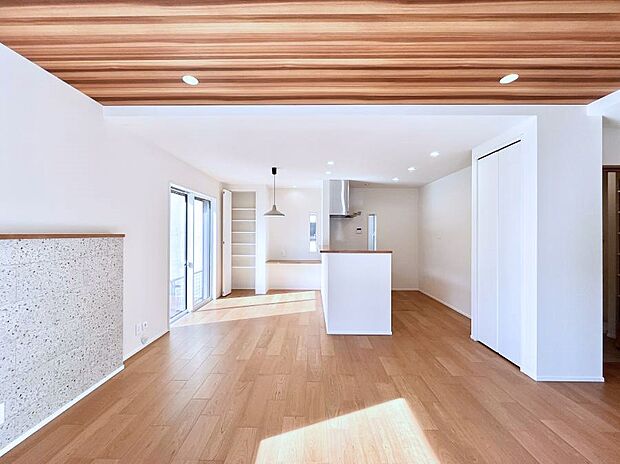 日当たりのいいリビングでゆったりとしたティータイムを！ お気に入りのグリーンを飾れば更に心地よさがアップ！