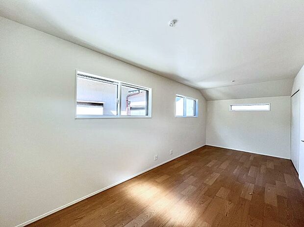 ご家族の賑やかな話し声で包まれる明るいリビング  