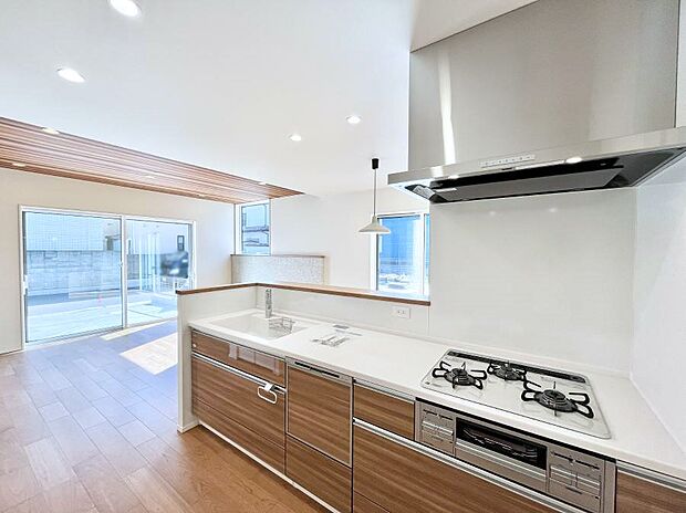 広々とした使い勝手の良いキッチンで日々のお料理も楽しくなりそう