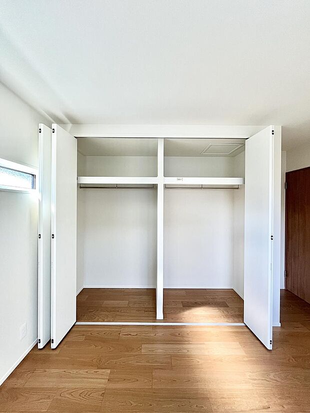 洋室のクローゼット。奥行きがあるので厚手の衣類もすっきり収まります。