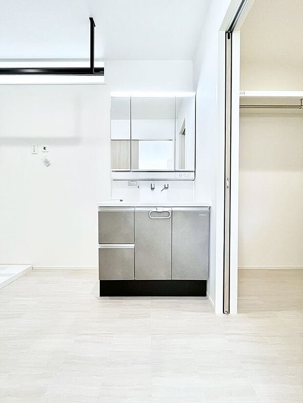 大きく見やすい三面鏡で清潔感ある洗面台は、身だしなみチェックや肌のお手入れにおすすめです。 