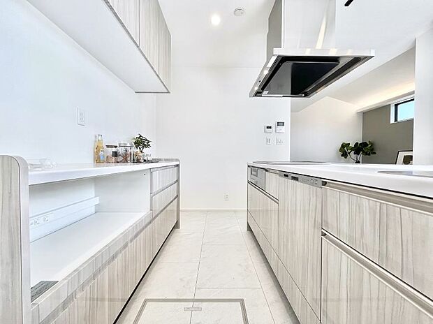 カップボードを設置した充実のキッチン。家族で一緒にお料理するのも楽しくなるキッチンです。