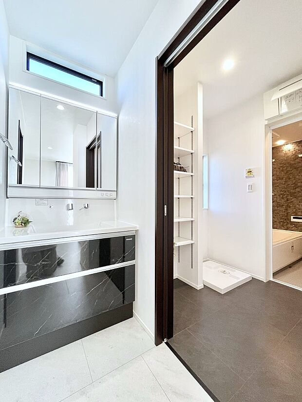 大きく見やすい三面鏡で清潔感ある洗面台は、身だしなみチェックや肌のお手入れにおすすめです。