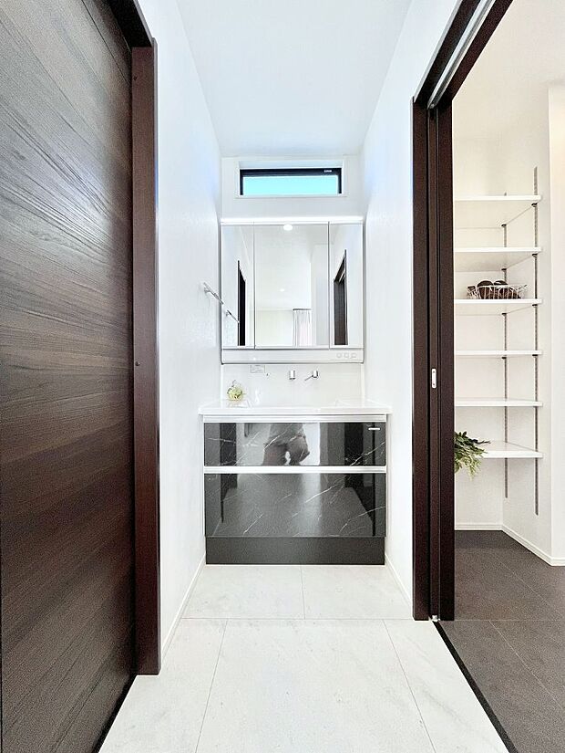 収納力と機能性に優れた洗面化粧台