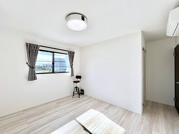 ウォークインクローゼットがあるお部屋！季節ごとの入れ替えも不要で便利です。 