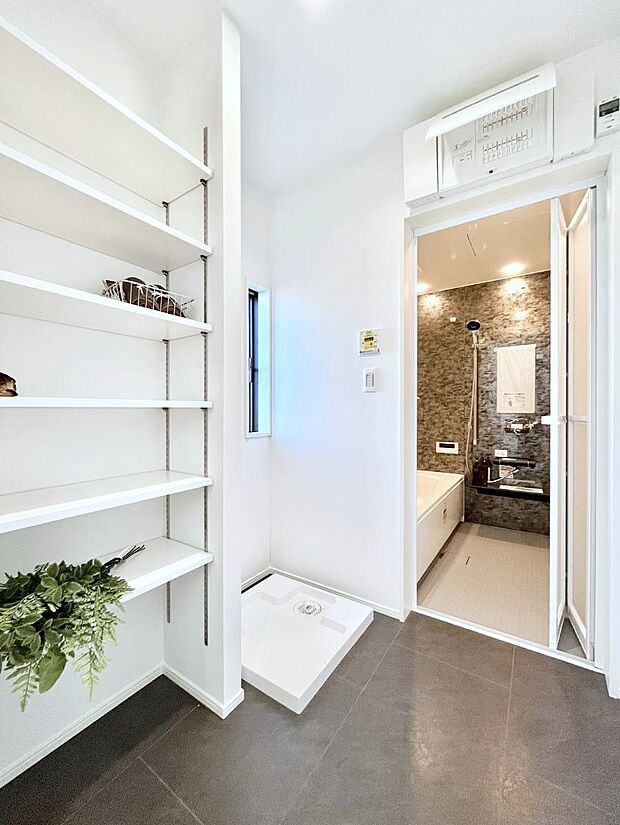 清潔感ある洗面化粧室で朝の身支度も快適