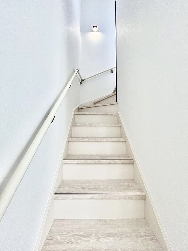 安全性を考慮し階段には手すりを設置しています