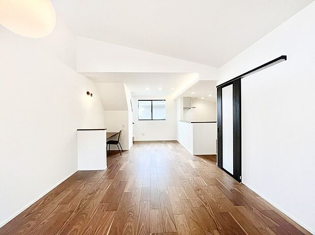 ご家族の賑やかな話し声で包まれる明るいリビング