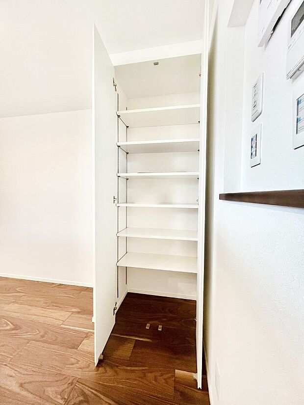 可動棚が付いたパントリー付き!ペットボトルや保存品などたっぷり収納できます。