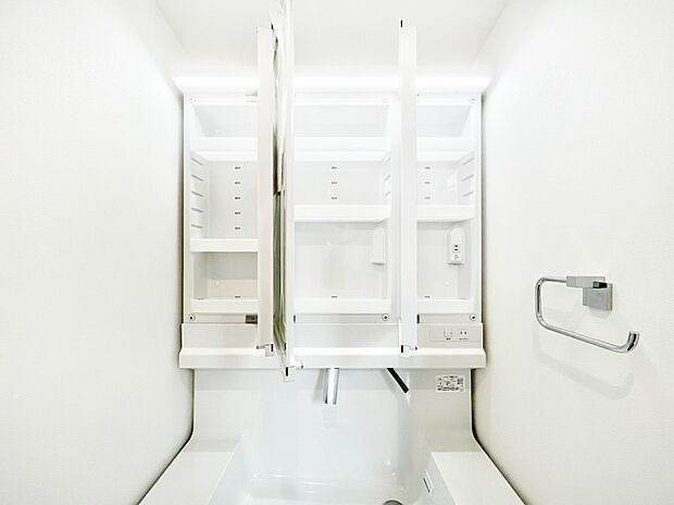 三面鏡の裏に、化粧品や衛生用品などを収納可能。洗面台をすっきりと保ちます!