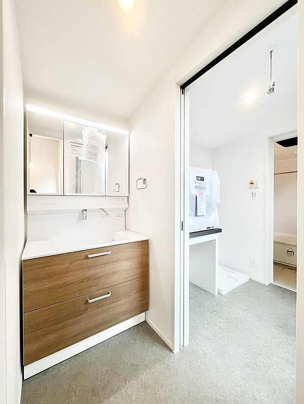 身支度もスムーズにおこなえる脱衣場。