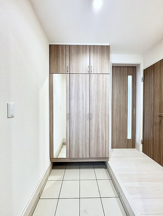 天井まである玄関収納で、家族全員の靴もすっきり収納!