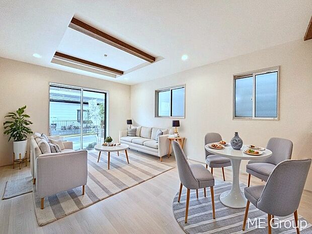 大きな窓からたっぷりの陽光と風を感じられるリビング ※家具はCGです