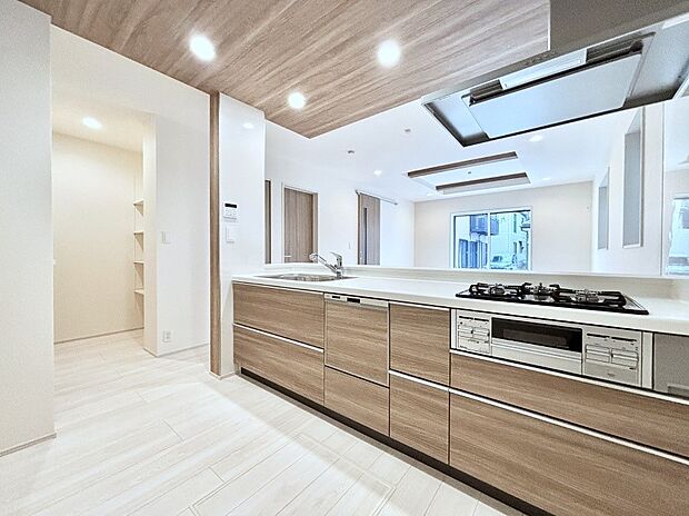 キッチン横にパントリー!食品のストックや調理器具の収納に便利です。