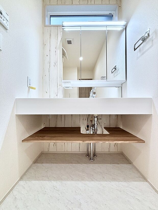 大きく見やすい三面鏡で清潔感ある洗面台は、身だしなみチェックや肌のお手入れにおすすめです。