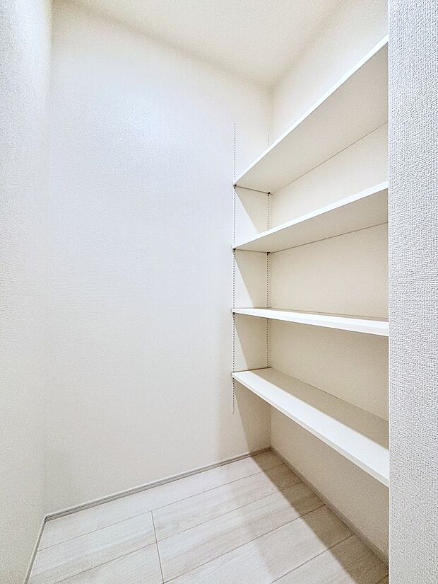 キッチンにはパントリー!食材のストックはもちろん、日用品の収納など使い方はいろいろ!