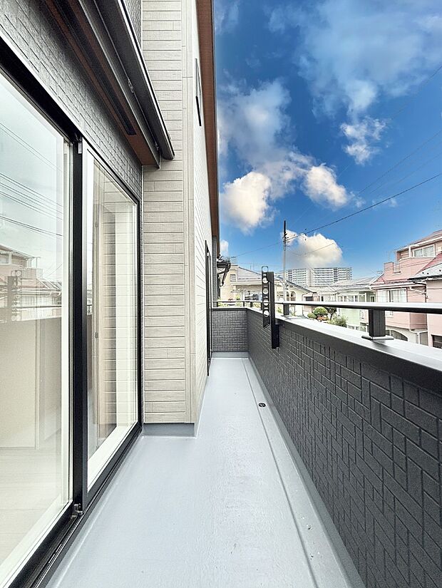 暖かな陽光が降り注ぐバルコニーはお洗濯におすすめ。爽やかな風も心地よいです。