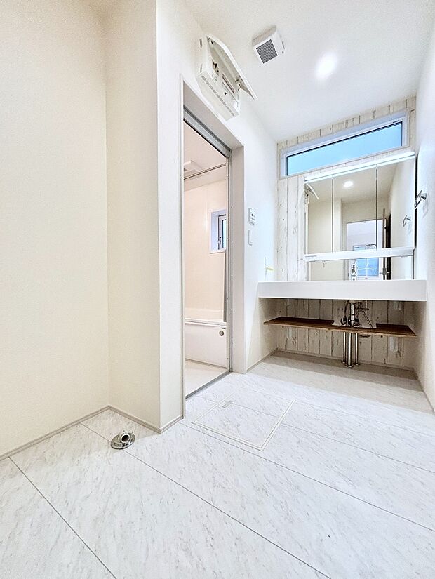 清潔感のある快適空間です。毎日の身支度も気持ち良くお使い頂けます。