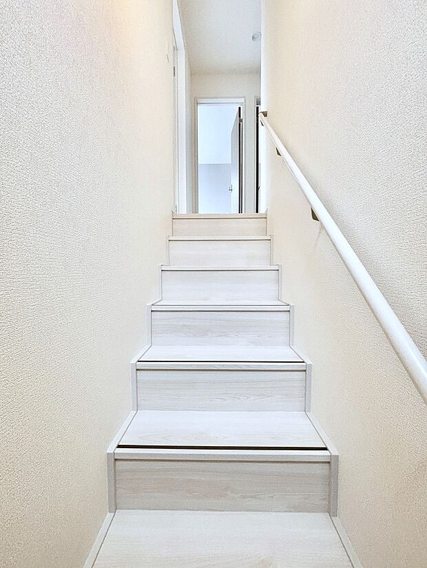 安全性を考慮し階段には手すりを設置しています