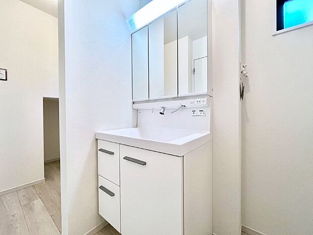 ゆとりの洗面スペースで朝の身支度もスムーズに
