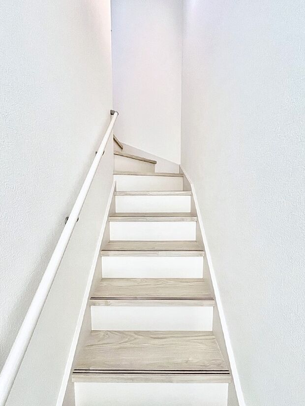 安全性を考慮し階段には手すりを設置しています