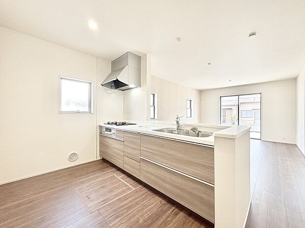 爽やかな風が通り抜けるキッチン。窓があるので明るく換気にも役立ちます。