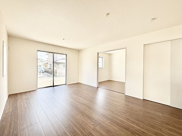 大きな窓からたっぷりの陽光と風を感じられるリビング