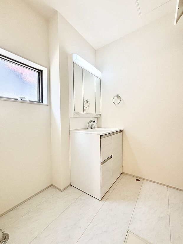 清潔感のある快適空間です。毎日の身支度も気持ち良くお使い頂けます。